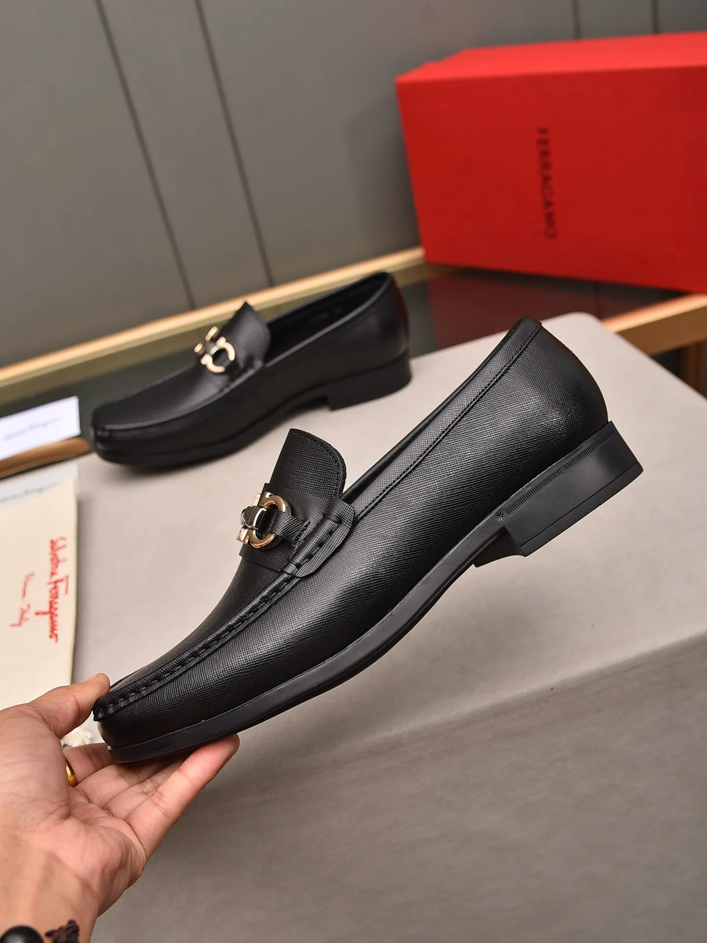 Men's shoes 💰: 460 [Original running volume and quality] Brand: Ferragamo (Ferragamo) Size: Men's size 38/44 (45 can be customized) Grade: Same style as the official website High-end quality men's shoes Material: Original first-layer calfskin Water-dyed cowhide lining Original outsole Style categories: Men's fashion formal business casual leather shoes Slip-on men's high-top series Young fashion European and American trends British style Casual matching Comfortable on the feet